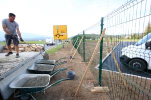 OGRAJA NA PARKIRIŠČU PRED OŠ CERKNICA 03 FOTO LJUBO VUKELIČ